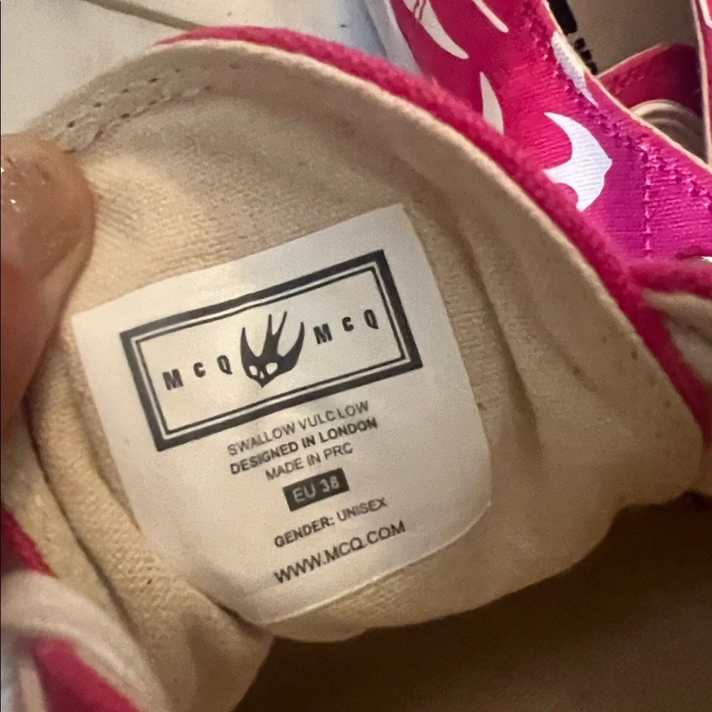 🛑 1 hour sale. Alexander McQueen McQ, 7.5, Magenta &  White Swallows, Sneaker